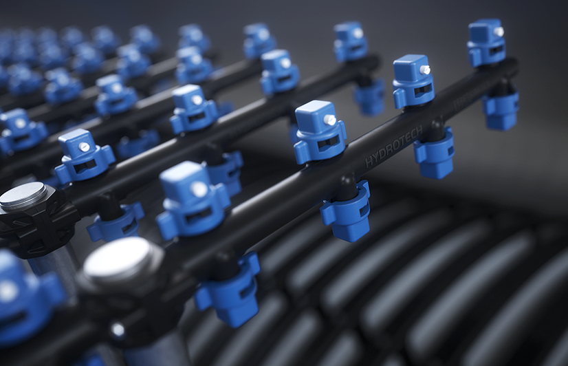 Self-cleaning spray nozzle